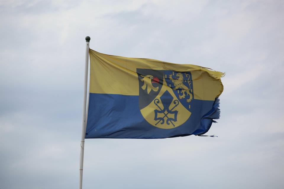 Ortsfahne mit Wappen | &copy; Sebastian Reifferscheid