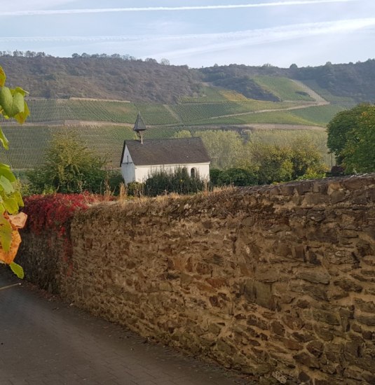 Burggartenmauer mit Blick auf Kapelle | &copy; mijasjourney