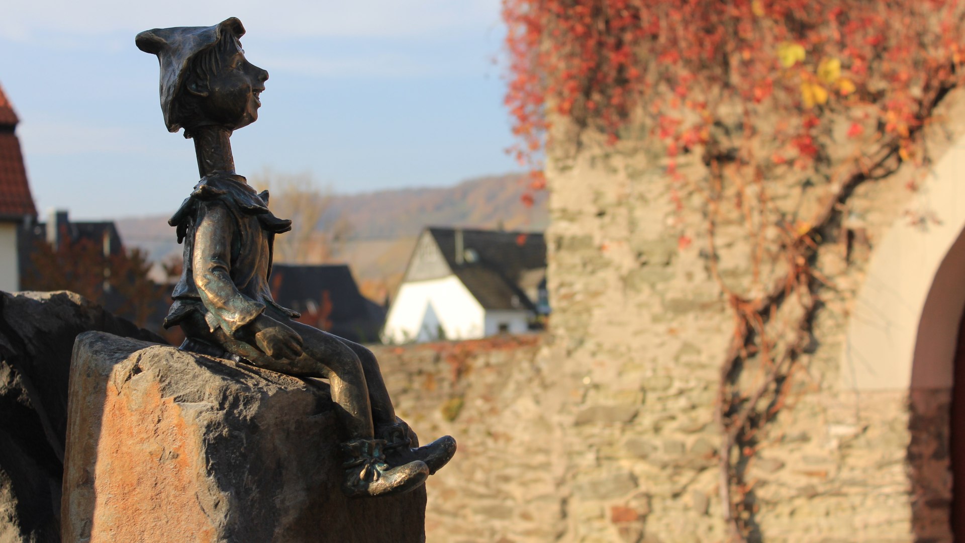 Langhals am Dorfbrunnen