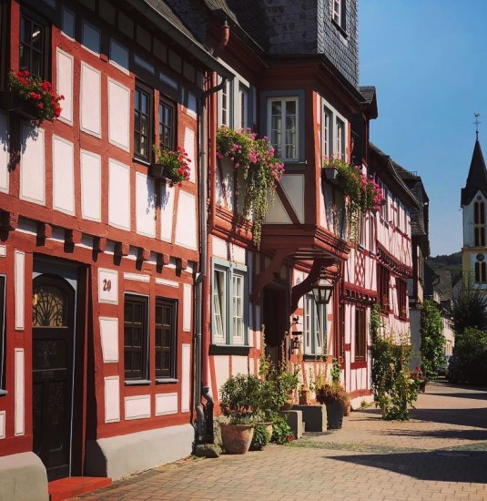 Hauptstraße mit Kirchturm | © rheingucken.de