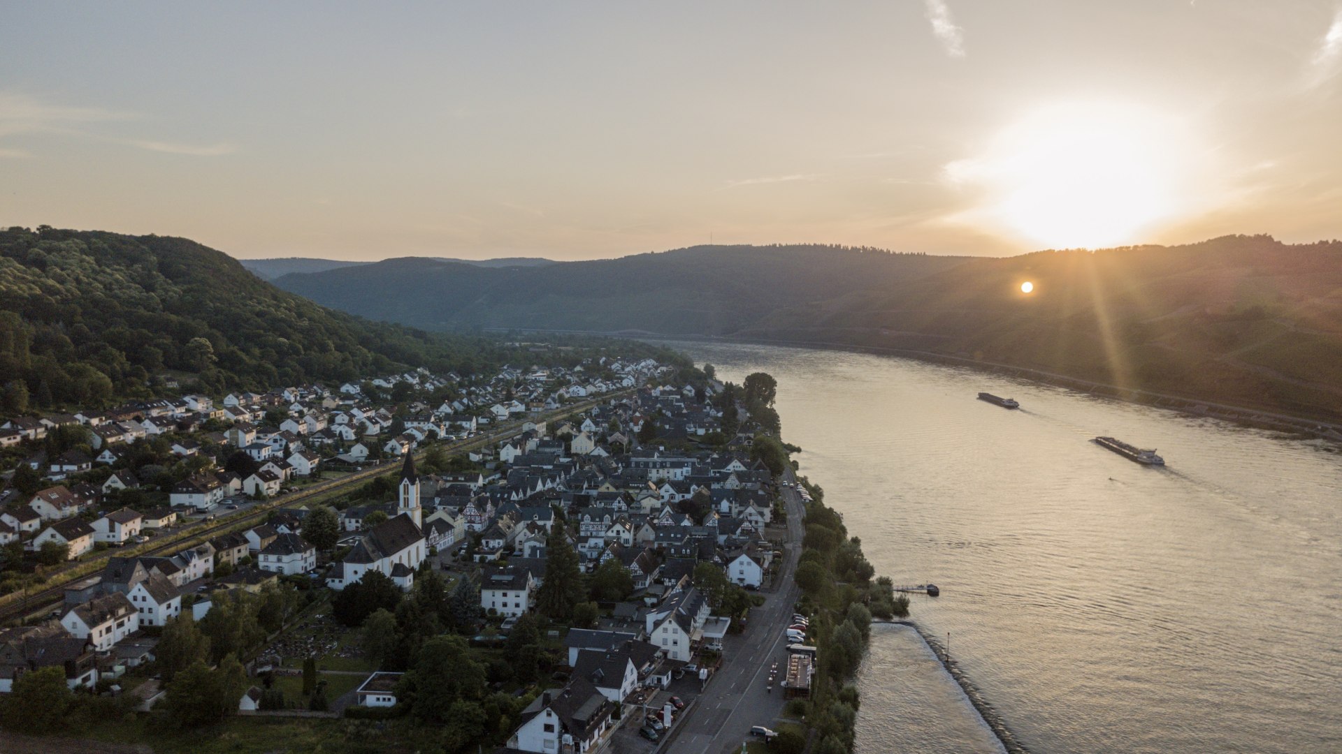 Osterspai am Mittelrhein beim Sonnenuntergang | © Sebastian Reifferscheid