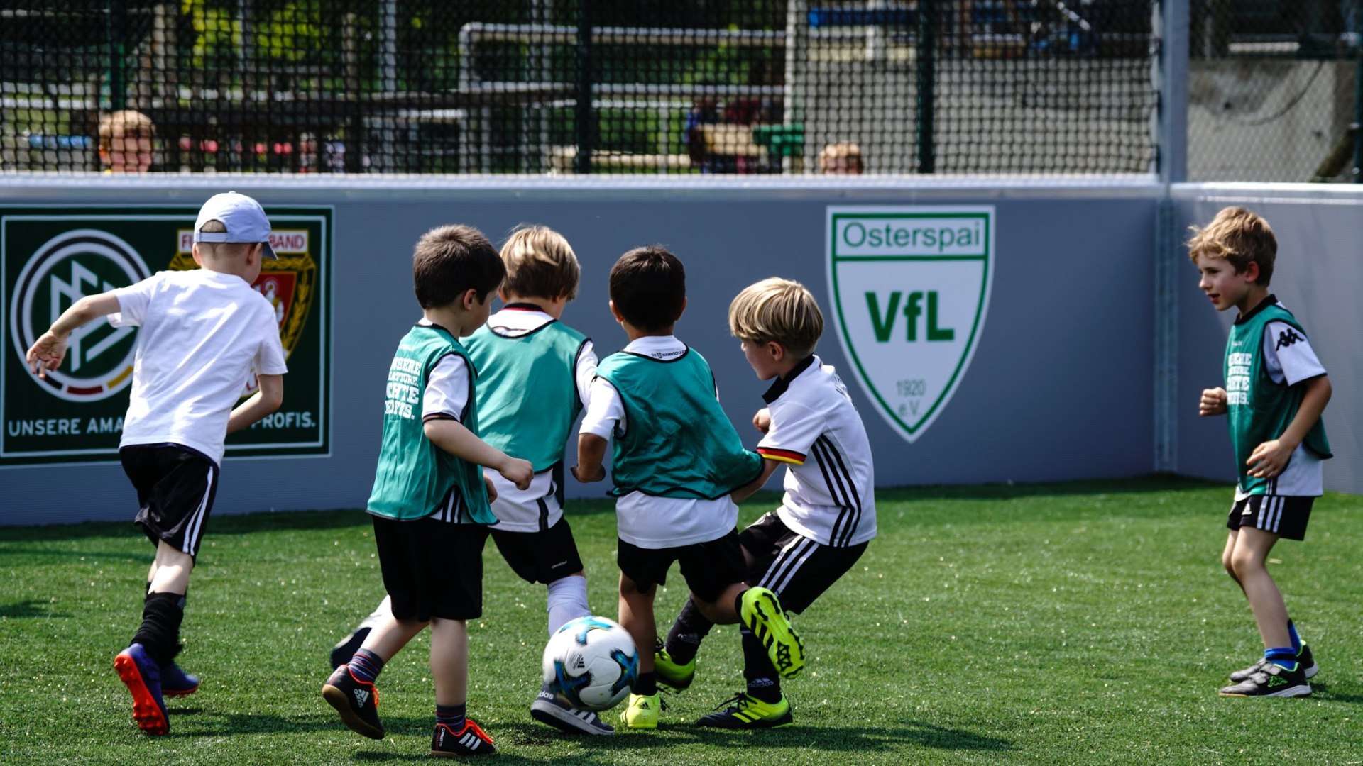 Kinder kicken auf dem neuen Bolzplatz | © Peter Schmitz