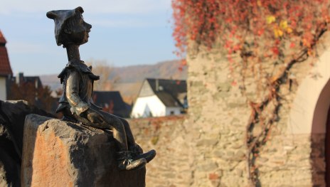 Langhals am Dorfbrunnen Langhals am Dorfbrunnen