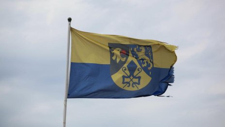 Ortsfahne mit Wappen | &copy; Sebastian Reifferscheid